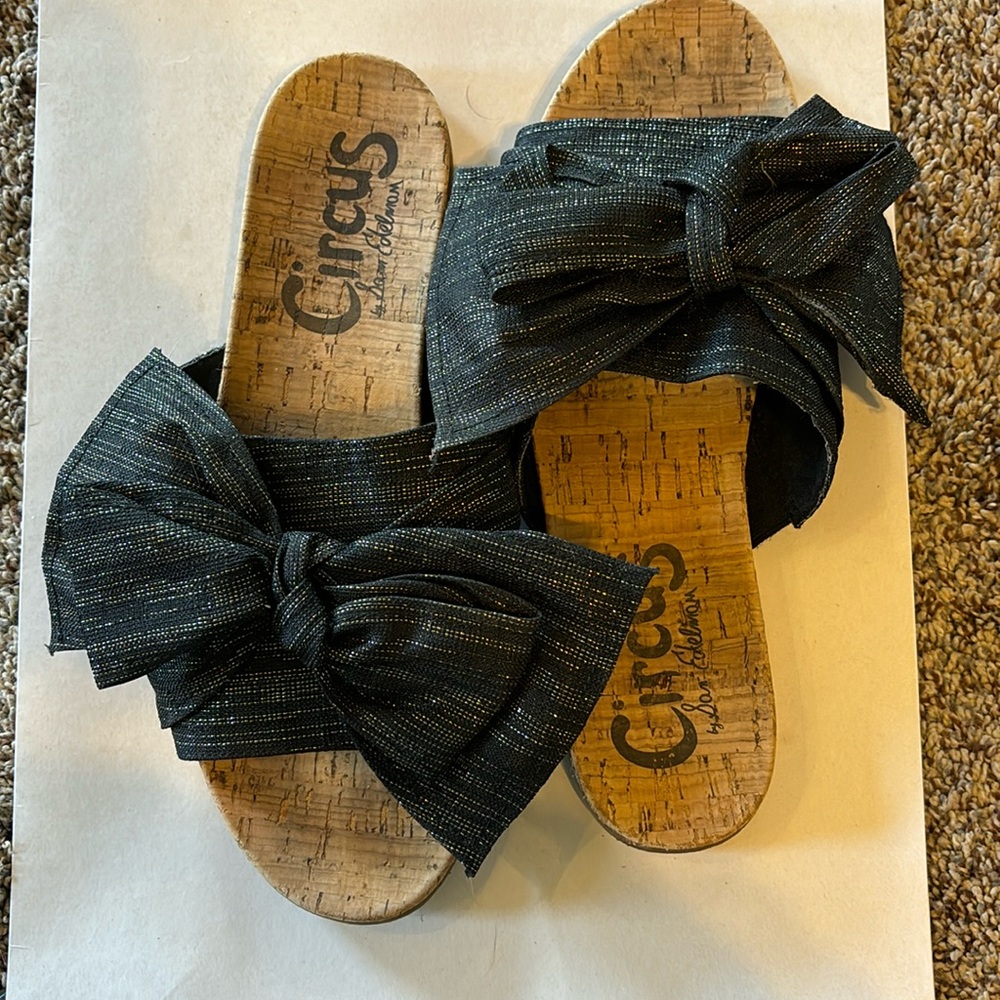 Black and silver bow slides
Super cute!!
Size 8 1/2